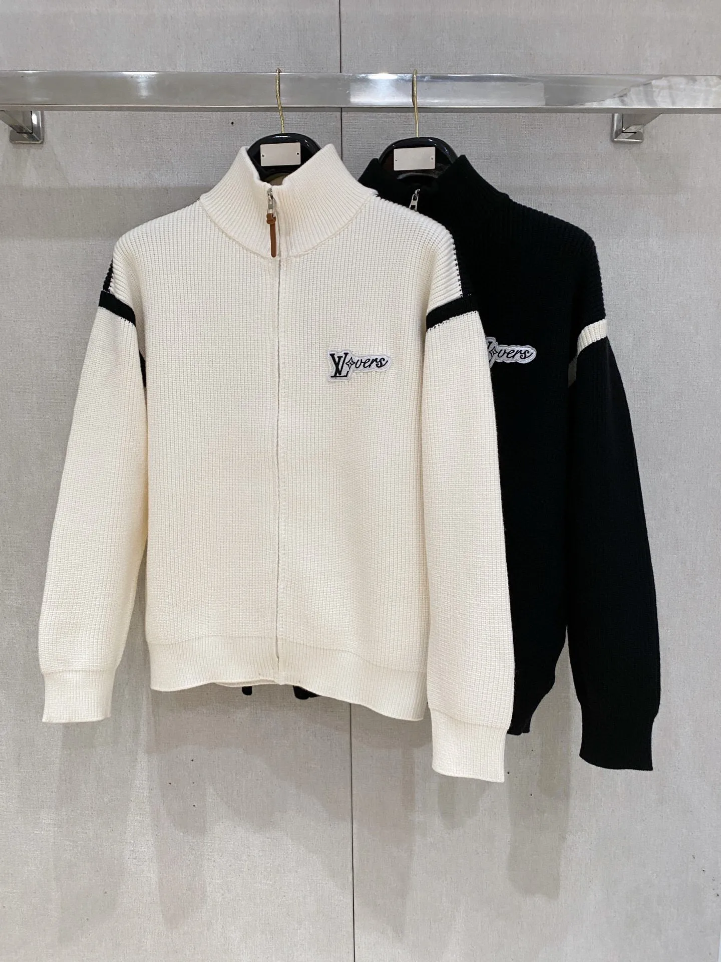 🅿️540 【LV Louis Vuitton】Autumn and winter classic cardigan sweater, in full condition! ! ! Wool blended fabric, the latest model in 2025, golden ratio! ! Slim-fitting soft gold, versatile and practical item, the combination and practicality are extremely powerful, simple and elegant, and classy! To create your own style, it is highly recommended to buy it in two colors. The standard slim fit tailoring process is suitable for both young and old men. It is knitted from wool and will not cause any discomfort! While keeping warm, it is stylish, textured and wearable, and the classic logo with contrasting colors on the chest feels in place! ! Recommended for regular customers! ! Size M-3XL (maximum wear: 190 pounds)